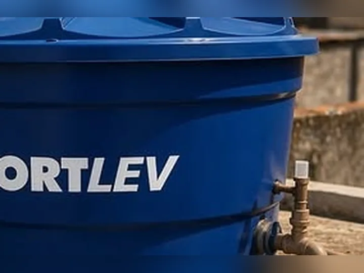 Caixa d'água Fortlev azul instalada
