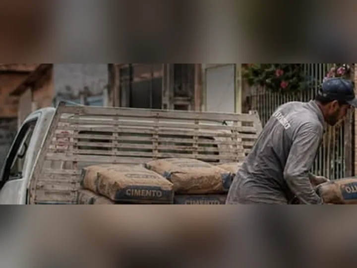 Entrega de cimento do Lojão da Construção direto na obra, no Cordeiro