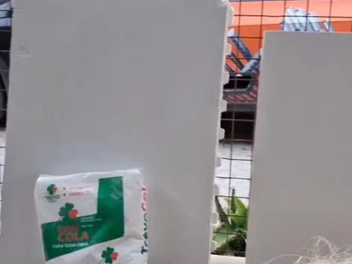 Placas de gesso encostadas na parede do Lojão da Construção