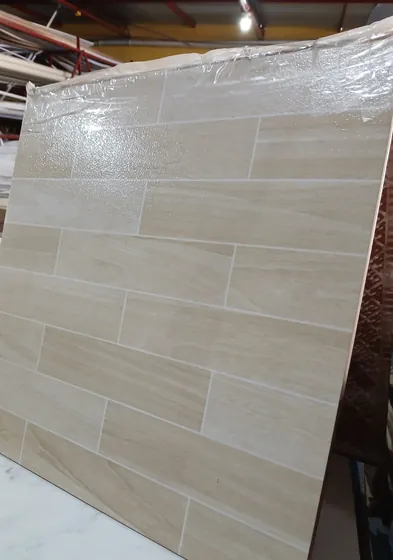Piso ceramico amadeirado em regua, imitando tabua de madeira