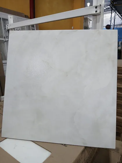 Porcelanato branco marmorizado exposto na loja