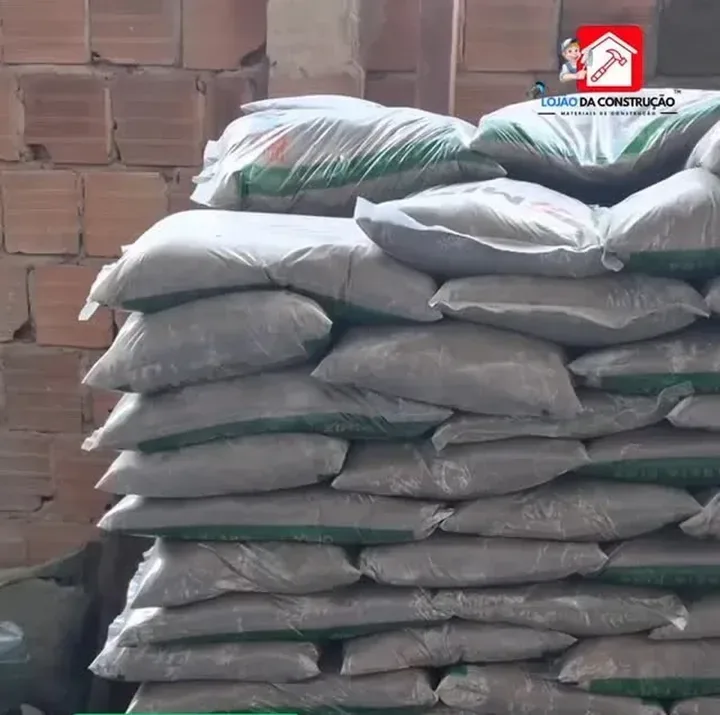 Sacos de areia empilhados no Lojão da Construção, no Cordeiro, Recife