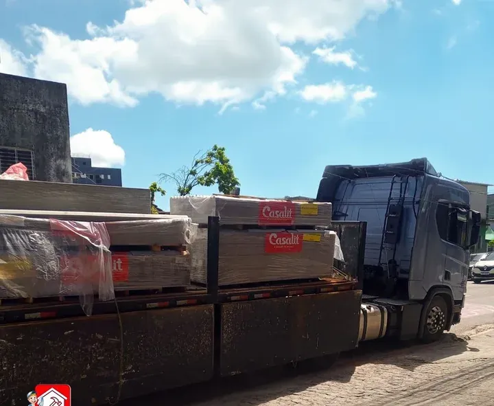Caminhão de entrega do Lojão da Construção carregado para a obra