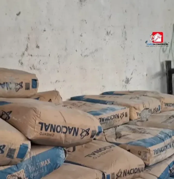 Sacos de cimento empilhados no estoque do Lojão da Construção