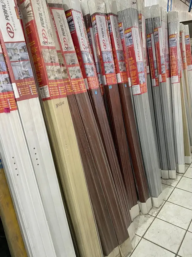 Réguas de forro de PVC em pé, brancas e amadeiradas