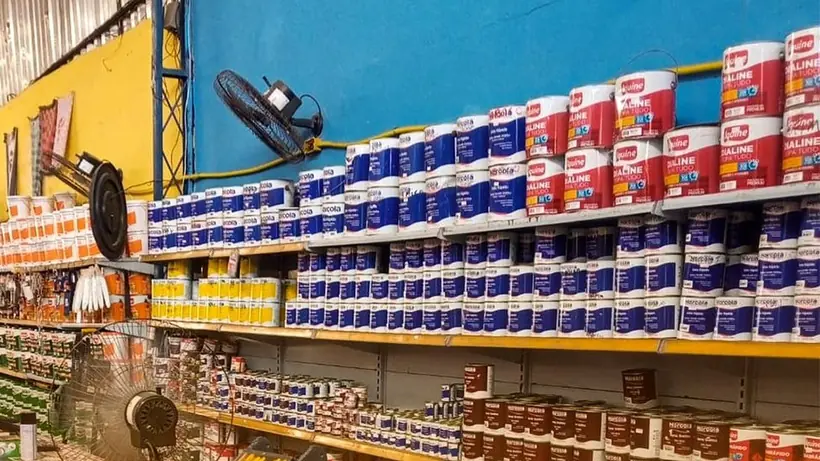 Prateleiras de tinta e esmalte Iquine no salão do Lojão da Construção, no Cordeiro, Recife