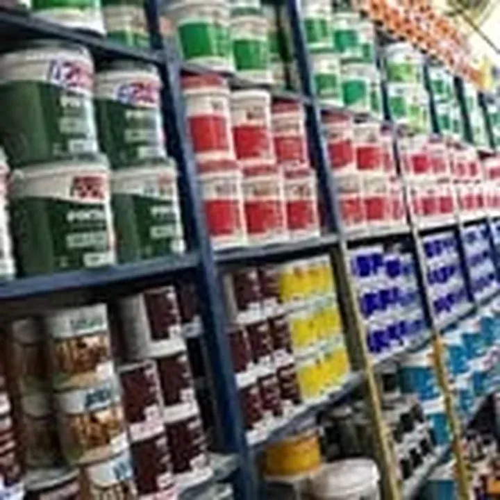 Prateleira de tintas e vernizes no Lojão da Construção, em Recife
