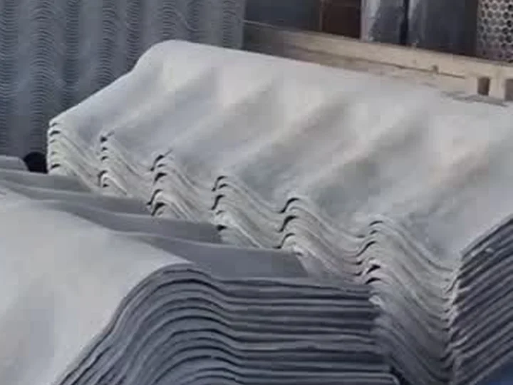 Telha ondulada de fibrocimento no Lojão da Construção, no Cordeiro, Recife