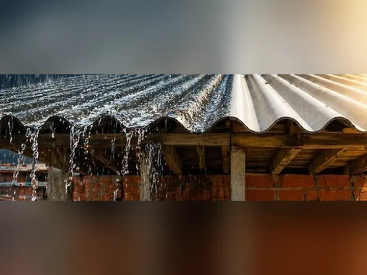 Telha ondulada de fibrocimento na chuva
